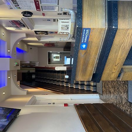 The Crystal Lodge Hotel Croydon Extérieur photo
